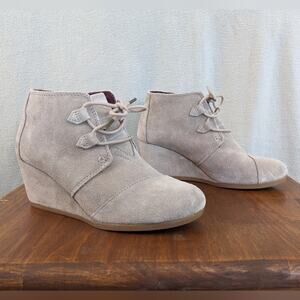 TOMS Kala Suede Round Toe Lace Up Wedge Ankle Boots Booties Taupe size 9.5